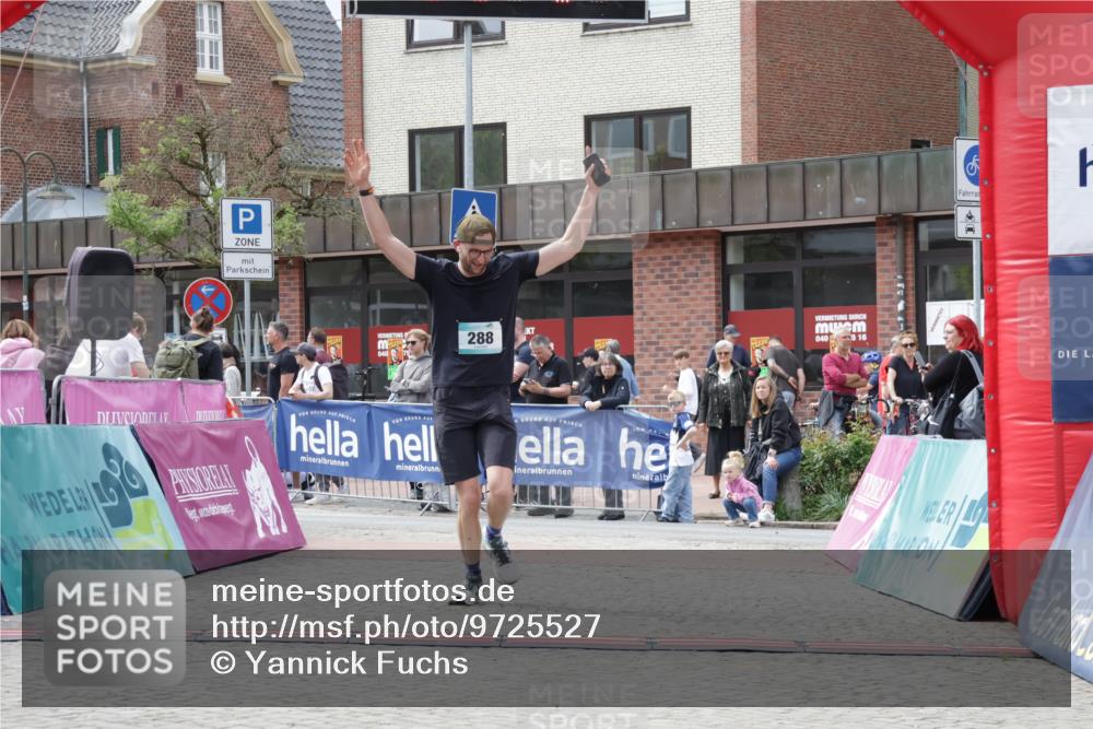 10.05.2026 - 8. Wedeler Halbmarathon Yannick Fuchs http://msf.ph/oto/9725527 10.05.2026 12:07:05 Ziel 288, 399 meine-sportfotos.de
