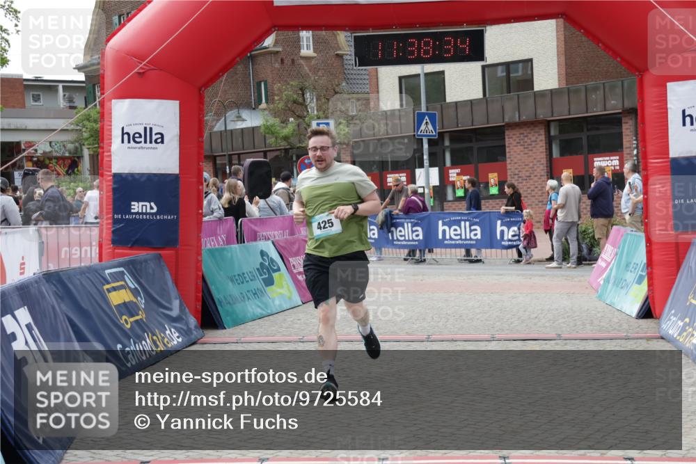 10.05.2026 - 8. Wedeler Halbmarathon Yannick Fuchs http://msf.ph/oto/9725584 10.05.2026 11:38:33 Ziel 425, 688, 765 meine-sportfotos.de