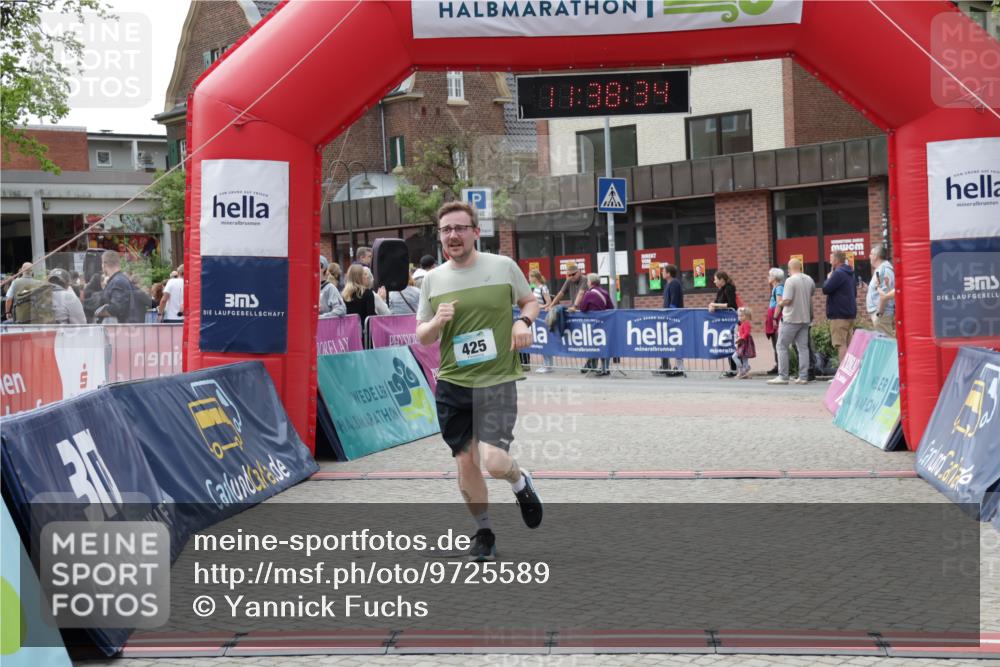 10.05.2026 - 8. Wedeler Halbmarathon Yannick Fuchs http://msf.ph/oto/9725589 10.05.2026 11:38:33 Ziel 425, 688, 765 meine-sportfotos.de