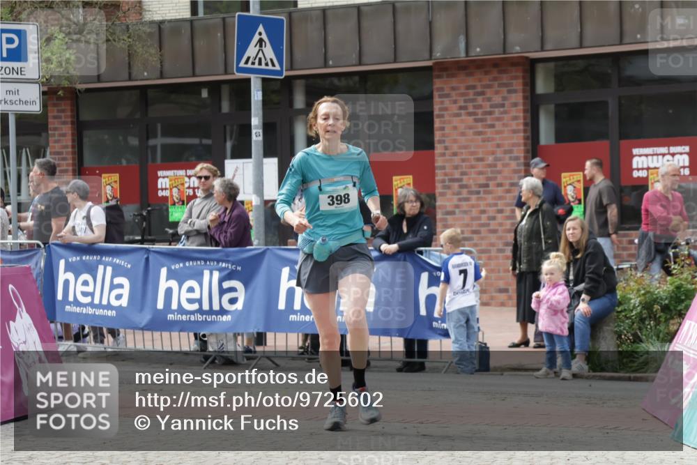 10.05.2026 - 8. Wedeler Halbmarathon Yannick Fuchs http://msf.ph/oto/9725602 10.05.2026 12:07:20 Ziel 398 meine-sportfotos.de