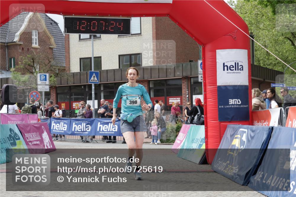 10.05.2026 - 8. Wedeler Halbmarathon Yannick Fuchs http://msf.ph/oto/9725619 10.05.2026 12:07:22 Ziel 398 meine-sportfotos.de
