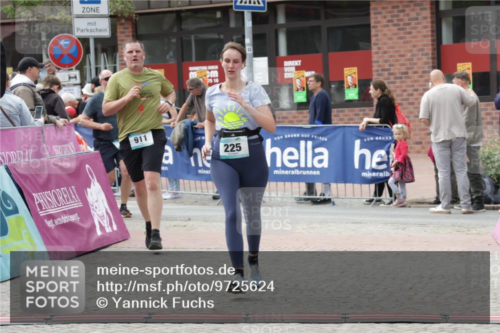 10.05.2026 - 8. Wedeler Halbmarathon Yannick Fuchs http://msf.ph/oto/9725624 10.05.2026 11:38:36 Ziel 29, 225, 425, 911 meine-sportfotos.de