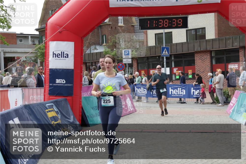 10.05.2026 - 8. Wedeler Halbmarathon Yannick Fuchs http://msf.ph/oto/9725664 10.05.2026 11:38:38 Ziel 29, 225, 425, 911 meine-sportfotos.de