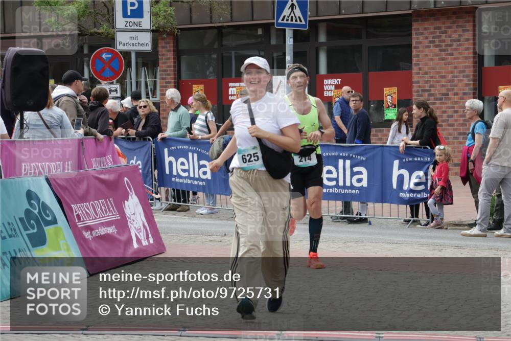 10.05.2026 - 8. Wedeler Halbmarathon Yannick Fuchs http://msf.ph/oto/9725731 10.05.2026 11:38:44 Ziel 29, 214, 225, 625, 911 meine-sportfotos.de