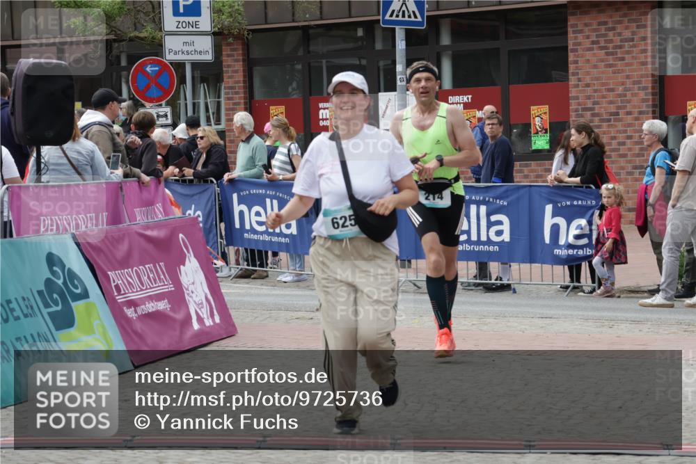 10.05.2026 - 8. Wedeler Halbmarathon Yannick Fuchs http://msf.ph/oto/9725736 10.05.2026 11:38:44 Ziel 29, 214, 225, 625, 911 meine-sportfotos.de