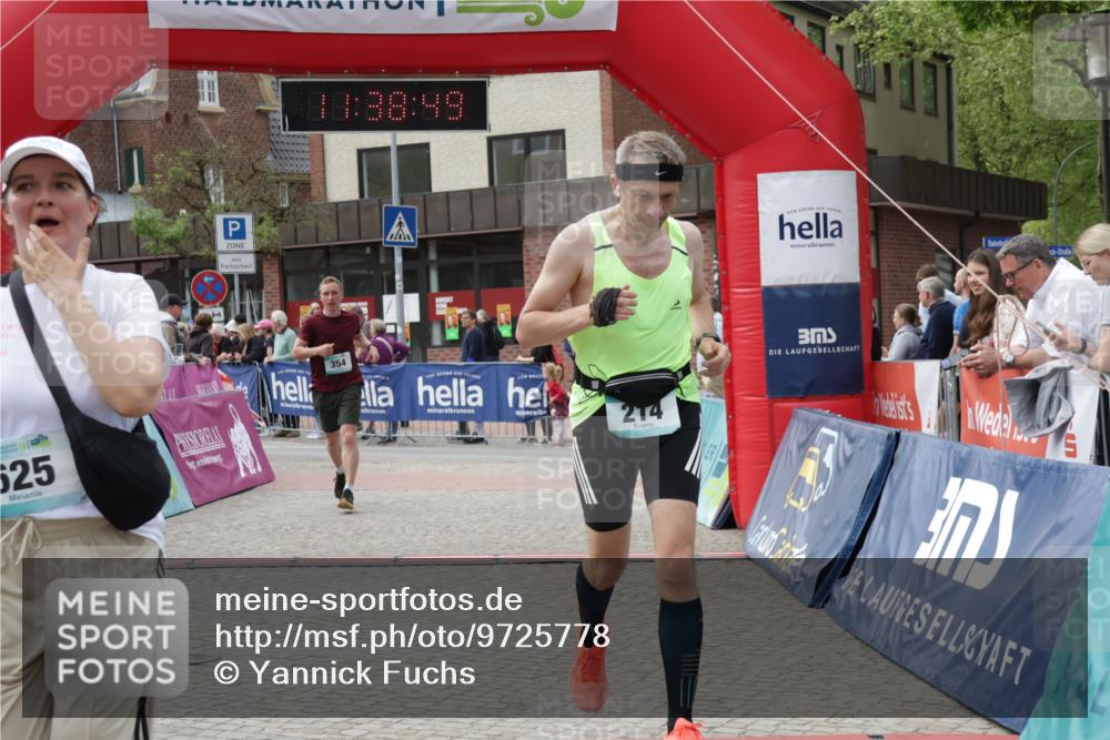 10.05.2026 - 8. Wedeler Halbmarathon Yannick Fuchs http://msf.ph/oto/9725778 10.05.2026 11:38:48 Ziel 214, 354, 625 meine-sportfotos.de