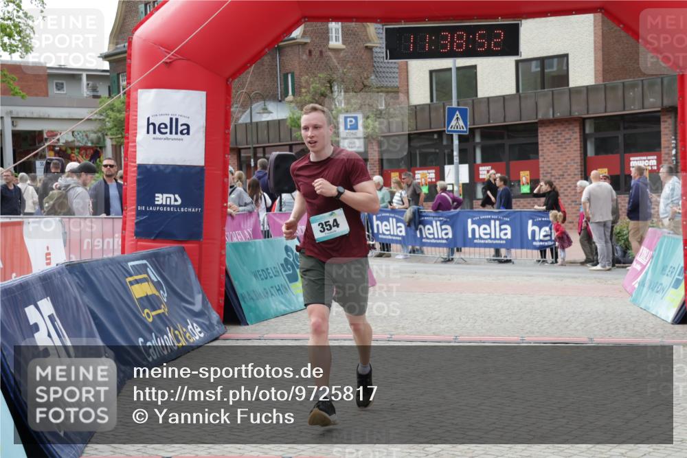 10.05.2026 - 8. Wedeler Halbmarathon Yannick Fuchs http://msf.ph/oto/9725817 10.05.2026 11:38:50 Ziel 214, 354, 625 meine-sportfotos.de