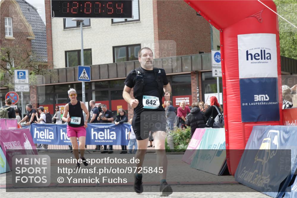 10.05.2026 - 8. Wedeler Halbmarathon Yannick Fuchs http://msf.ph/oto/9725845 10.05.2026 12:07:52 Ziel 475, 642, 726, 2185 meine-sportfotos.de