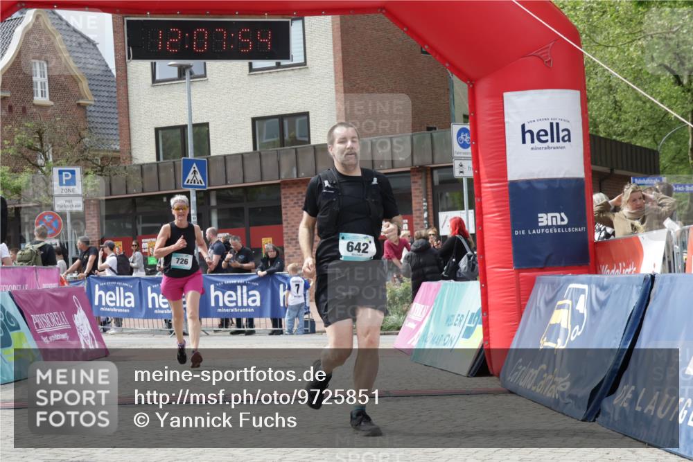 10.05.2026 - 8. Wedeler Halbmarathon Yannick Fuchs http://msf.ph/oto/9725851 10.05.2026 12:07:52 Ziel 475, 642, 726, 2185 meine-sportfotos.de