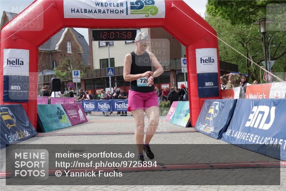10.05.2026 - 8. Wedeler Halbmarathon Yannick Fuchs http://msf.ph/oto/9725894 10.05.2026 12:07:56 Ziel 642, 726 meine-sportfotos.de