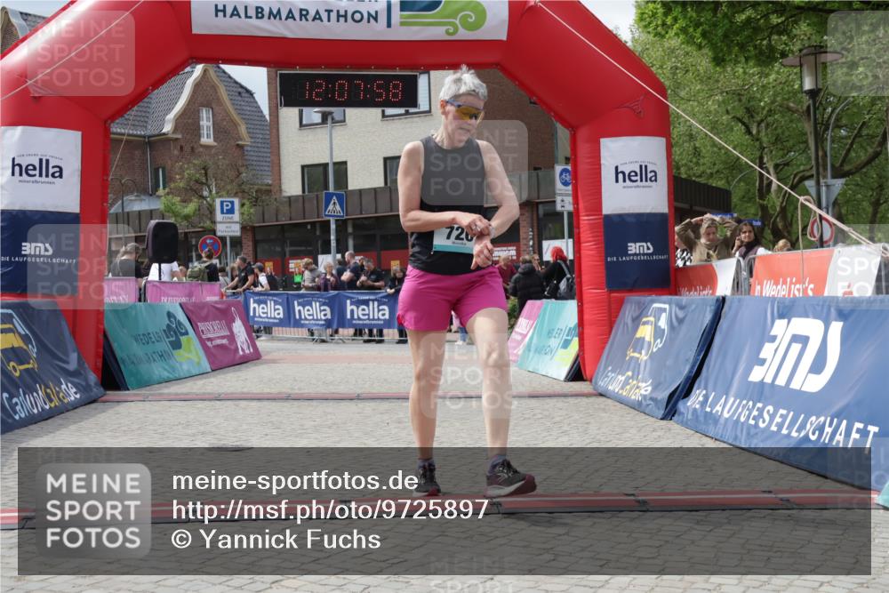 10.05.2026 - 8. Wedeler Halbmarathon Yannick Fuchs http://msf.ph/oto/9725897 10.05.2026 12:07:56 Ziel 642, 726 meine-sportfotos.de