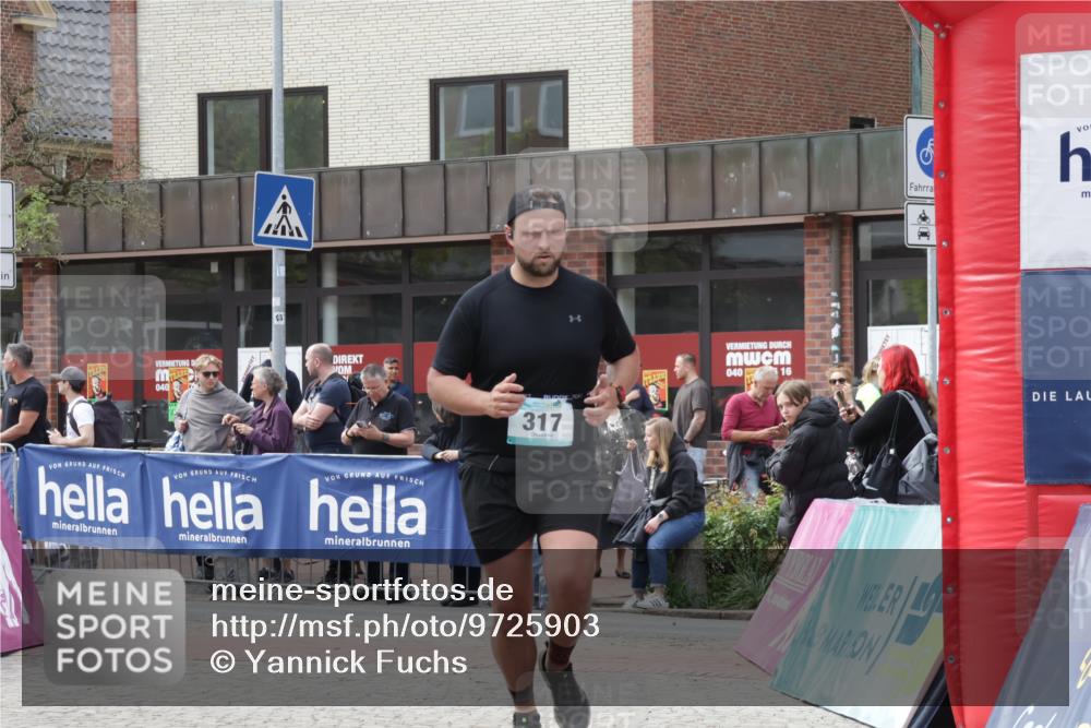 10.05.2026 - 8. Wedeler Halbmarathon Yannick Fuchs http://msf.ph/oto/9725903 10.05.2026 12:08:07 Ziel 317 meine-sportfotos.de