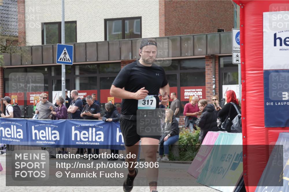 10.05.2026 - 8. Wedeler Halbmarathon Yannick Fuchs http://msf.ph/oto/9725906 10.05.2026 12:08:07 Ziel 317 meine-sportfotos.de