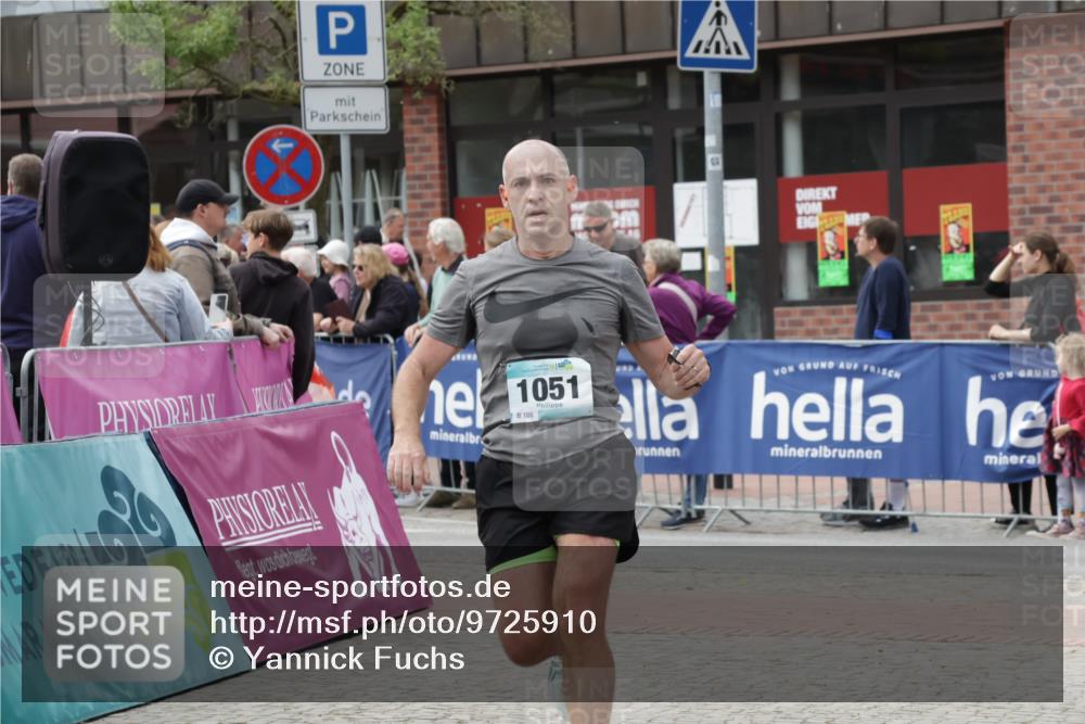 10.05.2026 - 8. Wedeler Halbmarathon Yannick Fuchs http://msf.ph/oto/9725910 10.05.2026 11:38:59 Ziel 13, 121, 1051 meine-sportfotos.de