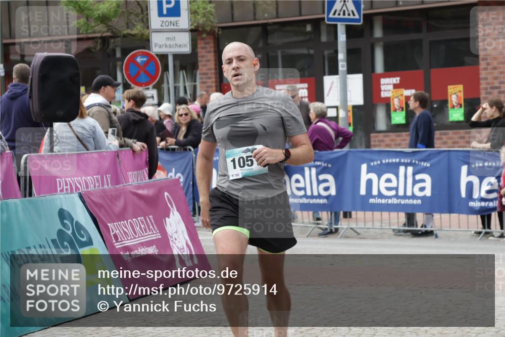 10.05.2026 - 8. Wedeler Halbmarathon Yannick Fuchs http://msf.ph/oto/9725914 10.05.2026 11:38:59 Ziel 13, 121, 1051 meine-sportfotos.de