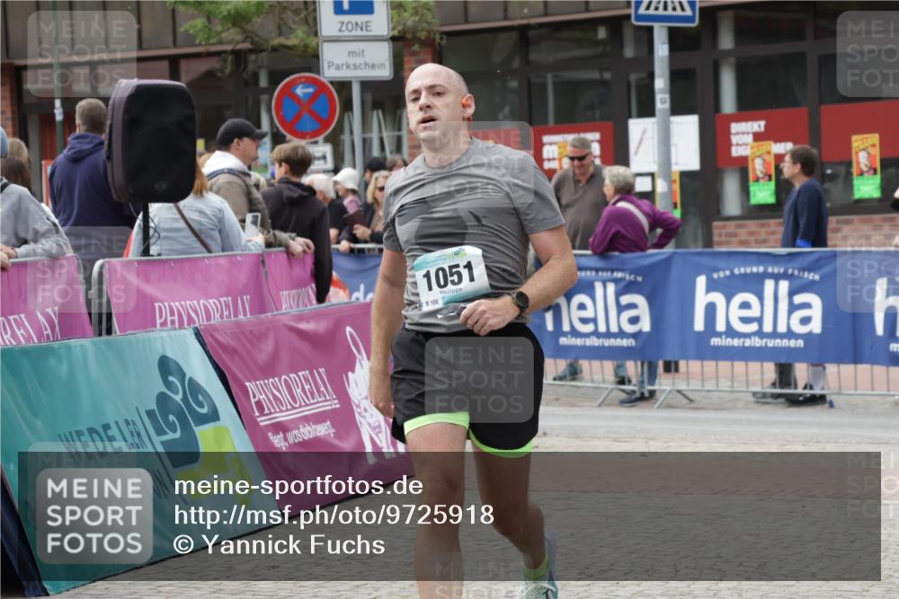10.05.2026 - 8. Wedeler Halbmarathon Yannick Fuchs http://msf.ph/oto/9725918 10.05.2026 11:38:59 Ziel 13, 121, 1051 meine-sportfotos.de