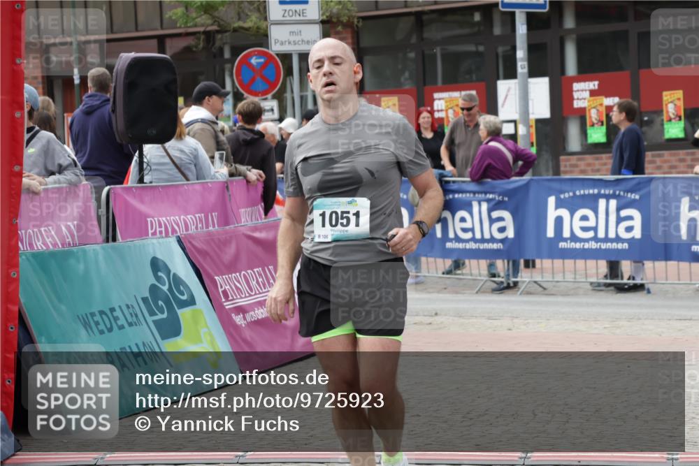 10.05.2026 - 8. Wedeler Halbmarathon Yannick Fuchs http://msf.ph/oto/9725923 10.05.2026 11:38:59 Ziel 13, 121, 1051 meine-sportfotos.de