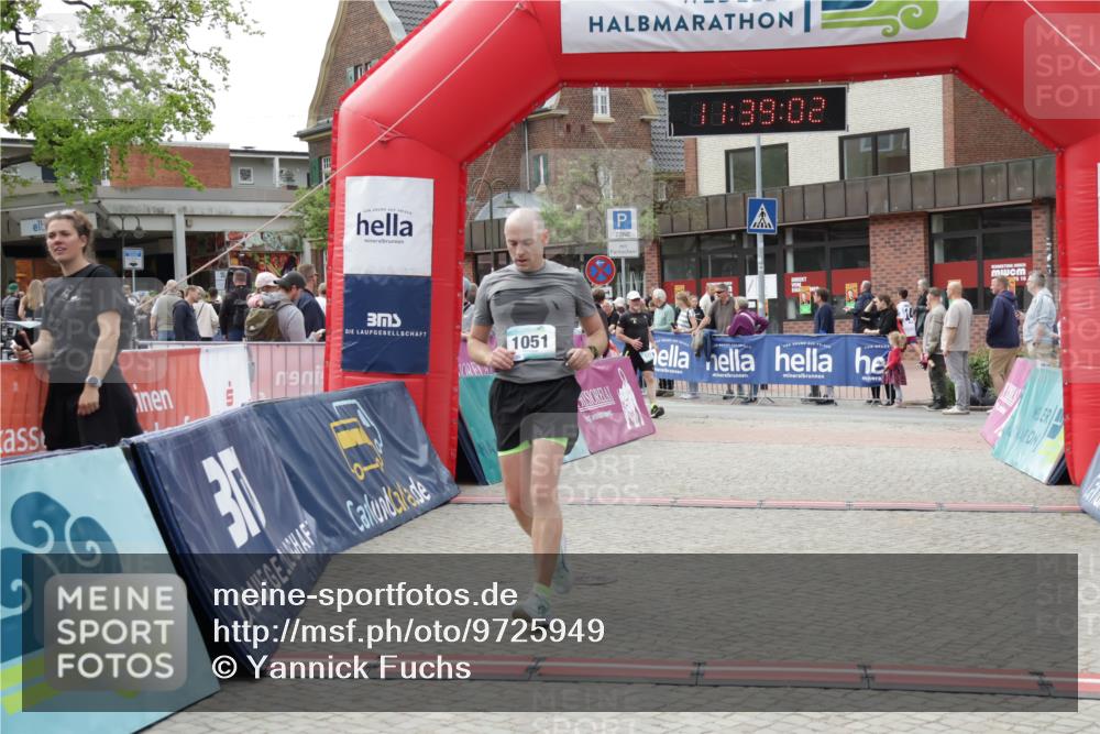 10.05.2026 - 8. Wedeler Halbmarathon Yannick Fuchs http://msf.ph/oto/9725949 10.05.2026 11:39:00 Ziel 13, 121, 392, 1051 meine-sportfotos.de