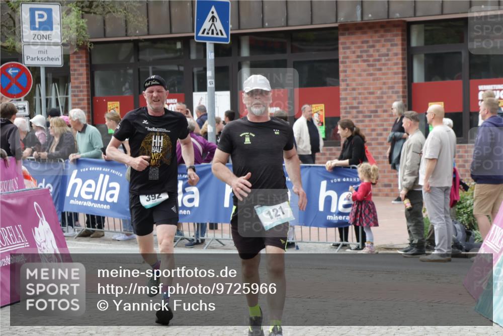10.05.2026 - 8. Wedeler Halbmarathon Yannick Fuchs http://msf.ph/oto/9725966 10.05.2026 11:39:03 Ziel 121, 392, 1051 meine-sportfotos.de