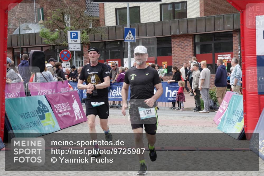 10.05.2026 - 8. Wedeler Halbmarathon Yannick Fuchs http://msf.ph/oto/9725987 10.05.2026 11:39:04 Ziel 121, 392, 1051, 2097, 2113 meine-sportfotos.de