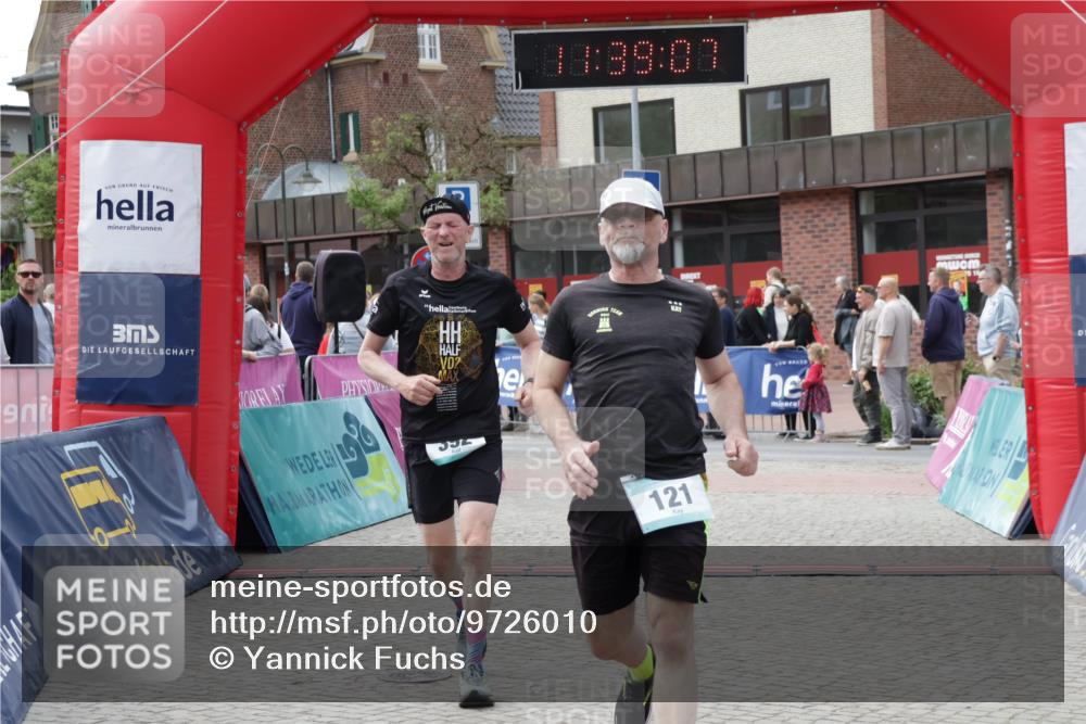 10.05.2026 - 8. Wedeler Halbmarathon Yannick Fuchs http://msf.ph/oto/9726010 10.05.2026 11:39:05 Ziel 121, 392, 1051, 2097, 2113 meine-sportfotos.de