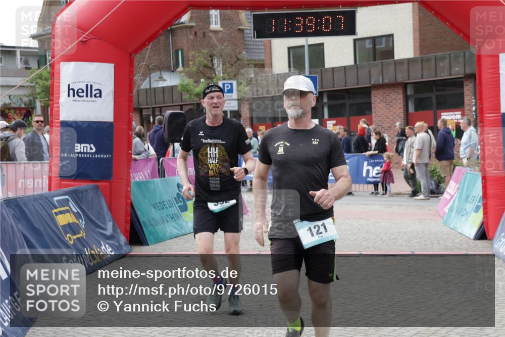 10.05.2026 - 8. Wedeler Halbmarathon Yannick Fuchs http://msf.ph/oto/9726015 10.05.2026 11:39:05 Ziel 121, 392, 1051, 2097, 2113 meine-sportfotos.de