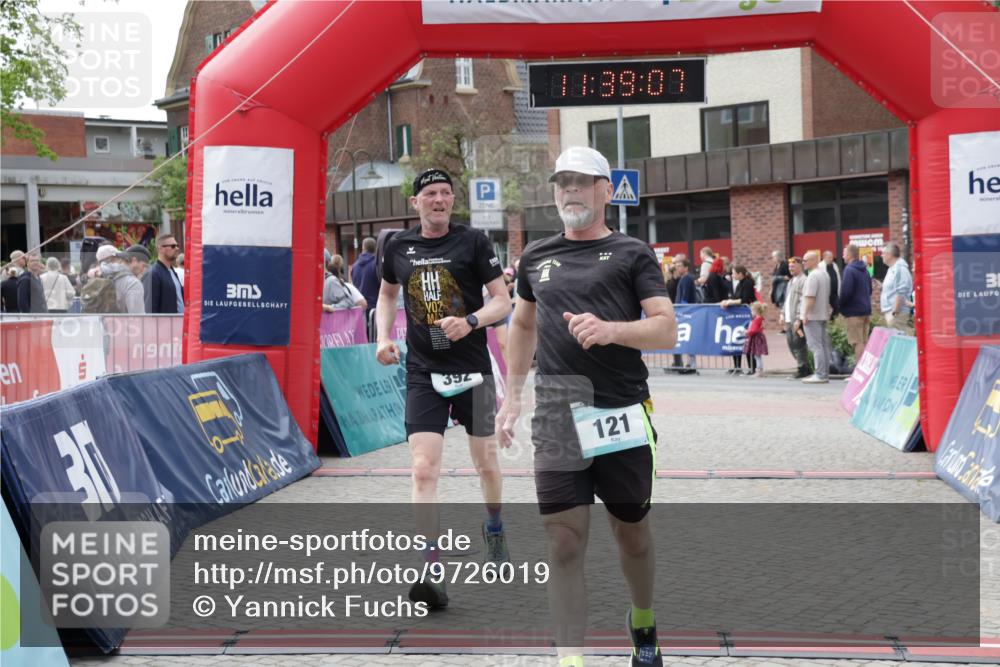 10.05.2026 - 8. Wedeler Halbmarathon Yannick Fuchs http://msf.ph/oto/9726019 10.05.2026 11:39:06 Ziel 121, 392, 2097, 2113 meine-sportfotos.de
