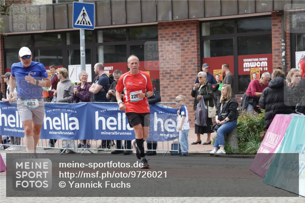 10.05.2026 - 8. Wedeler Halbmarathon Yannick Fuchs http://msf.ph/oto/9726021 10.05.2026 12:08:18 Ziel 328, 359, 683, 2200 meine-sportfotos.de