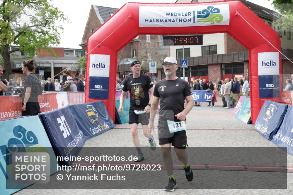 10.05.2026 - 8. Wedeler Halbmarathon Yannick Fuchs http://msf.ph/oto/9726023 10.05.2026 11:39:06 Ziel 121, 392, 2097, 2113 meine-sportfotos.de