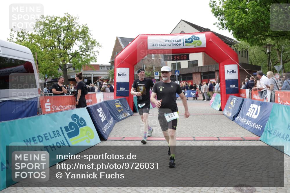 10.05.2026 - 8. Wedeler Halbmarathon Yannick Fuchs http://msf.ph/oto/9726031 10.05.2026 11:39:06 Ziel 121, 392, 2097, 2113 meine-sportfotos.de