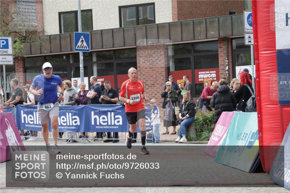 10.05.2026 - 8. Wedeler Halbmarathon Yannick Fuchs http://msf.ph/oto/9726033 10.05.2026 12:08:18 Ziel 328, 359, 683, 2200 meine-sportfotos.de