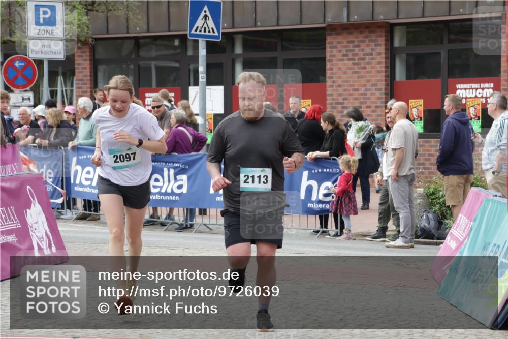 10.05.2026 - 8. Wedeler Halbmarathon Yannick Fuchs http://msf.ph/oto/9726039 10.05.2026 11:39:08 Ziel 121, 392, 2097, 2104, 2113 meine-sportfotos.de