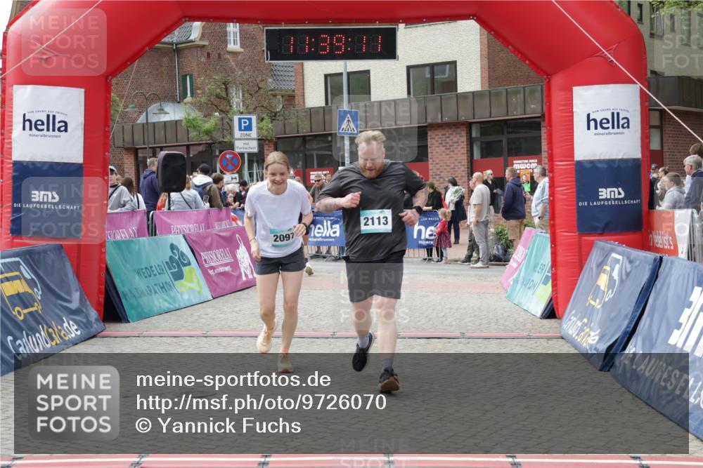 10.05.2026 - 8. Wedeler Halbmarathon Yannick Fuchs http://msf.ph/oto/9726070 10.05.2026 11:39:09 Ziel 121, 392, 2097, 2104, 2113 meine-sportfotos.de