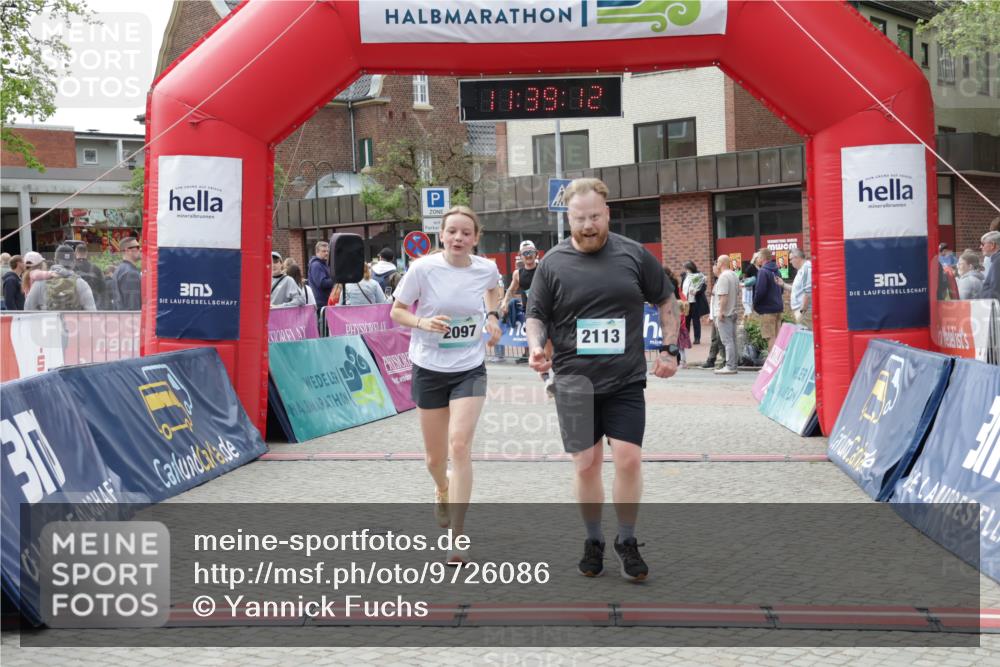 10.05.2026 - 8. Wedeler Halbmarathon Yannick Fuchs http://msf.ph/oto/9726086 10.05.2026 11:39:10 Ziel 392, 2097, 2104, 2113 meine-sportfotos.de
