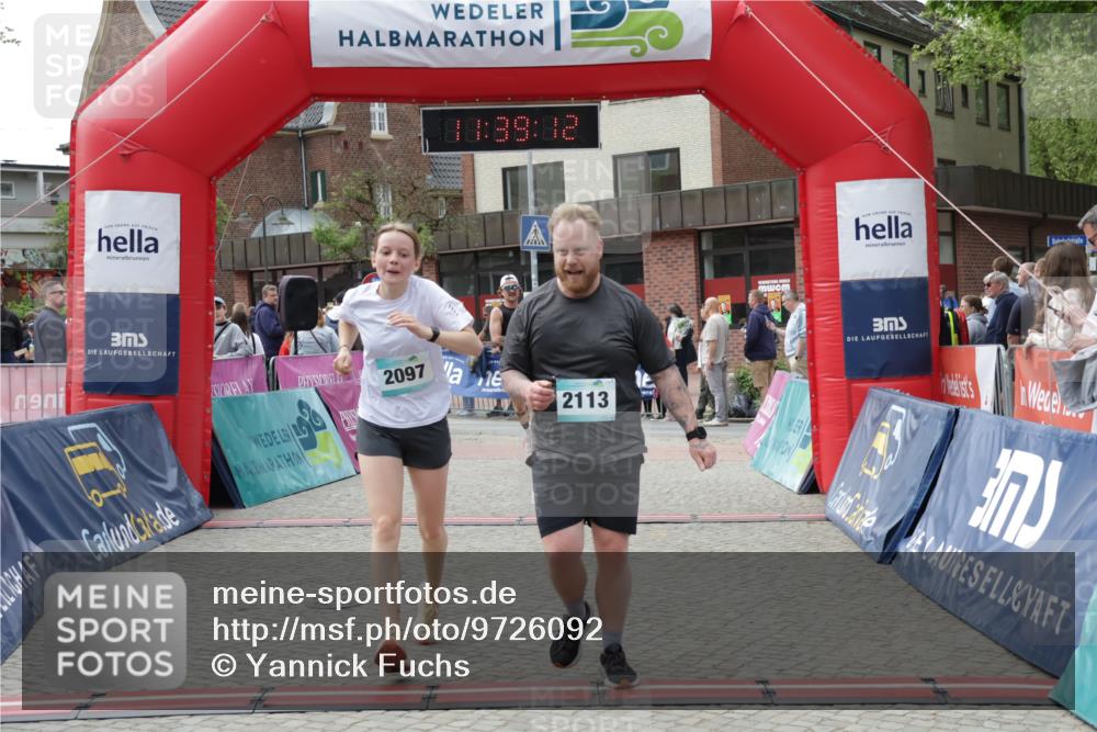 10.05.2026 - 8. Wedeler Halbmarathon Yannick Fuchs http://msf.ph/oto/9726092 10.05.2026 11:39:10 Ziel 392, 2097, 2104, 2113 meine-sportfotos.de