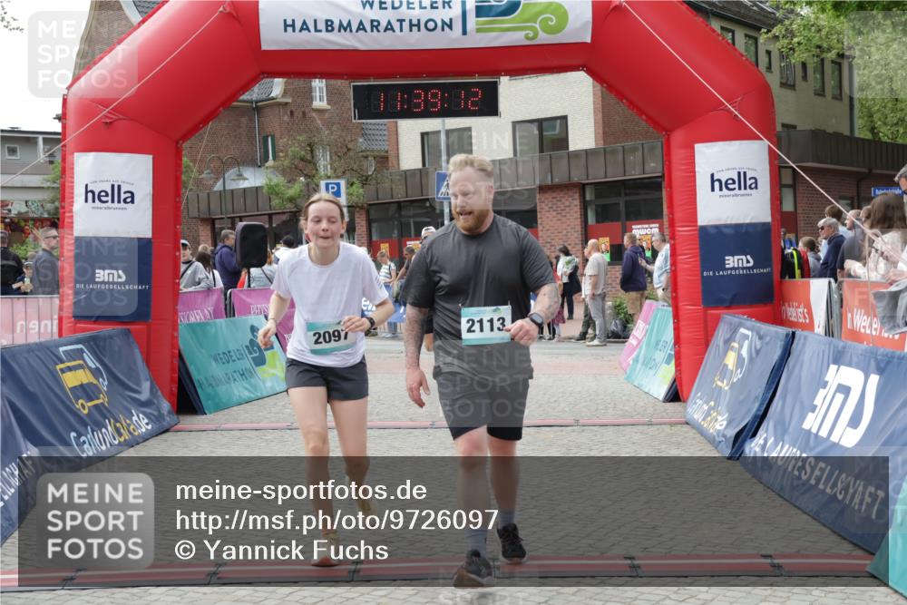 10.05.2026 - 8. Wedeler Halbmarathon Yannick Fuchs http://msf.ph/oto/9726097 10.05.2026 11:39:10 Ziel 392, 2097, 2104, 2113 meine-sportfotos.de