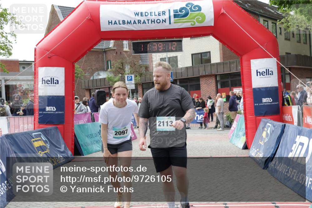 10.05.2026 - 8. Wedeler Halbmarathon Yannick Fuchs http://msf.ph/oto/9726105 10.05.2026 11:39:11 Ziel 2097, 2104, 2113 meine-sportfotos.de
