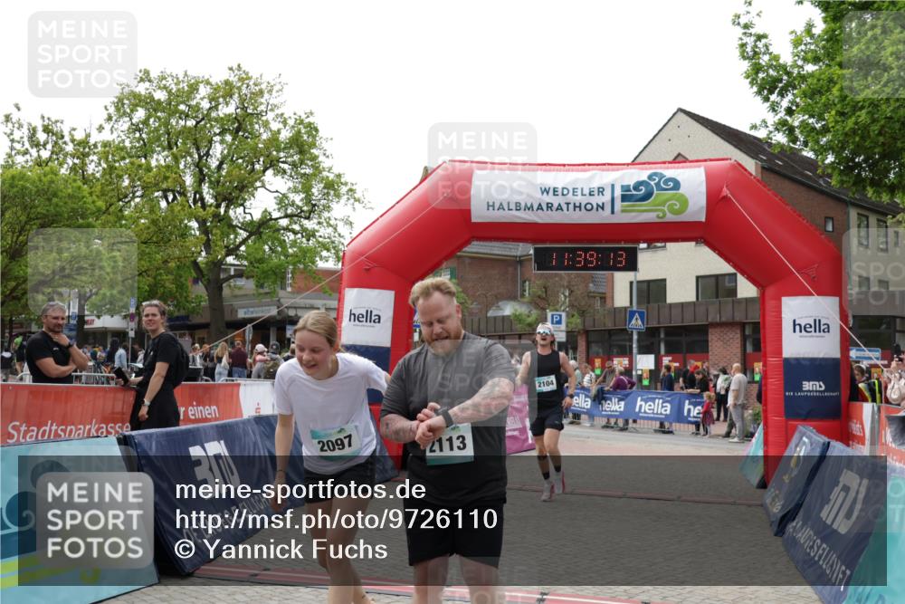 10.05.2026 - 8. Wedeler Halbmarathon Yannick Fuchs http://msf.ph/oto/9726110 10.05.2026 11:39:11 Ziel 2097, 2104, 2113 meine-sportfotos.de