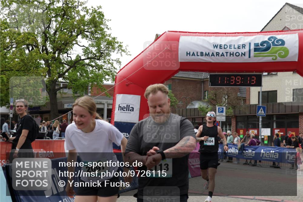 10.05.2026 - 8. Wedeler Halbmarathon Yannick Fuchs http://msf.ph/oto/9726115 10.05.2026 11:39:12 Ziel 2097, 2104, 2113 meine-sportfotos.de