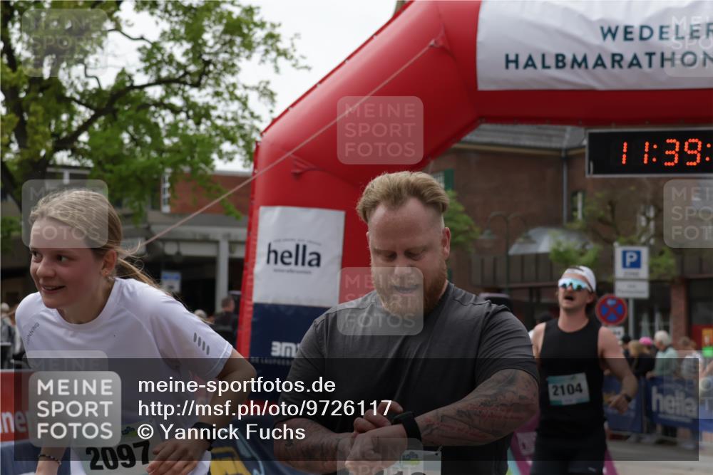 10.05.2026 - 8. Wedeler Halbmarathon Yannick Fuchs http://msf.ph/oto/9726117 10.05.2026 11:39:12 Ziel 2097, 2104, 2113 meine-sportfotos.de