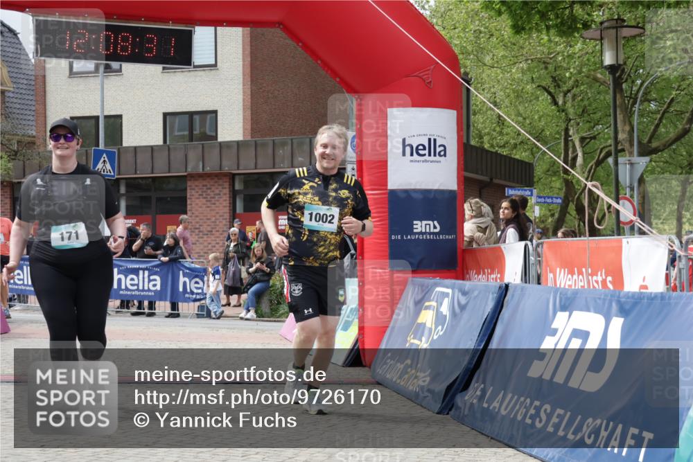 10.05.2026 - 8. Wedeler Halbmarathon Yannick Fuchs http://msf.ph/oto/9726170 10.05.2026 12:08:29 Ziel 171, 254, 376, 384, 1002 meine-sportfotos.de