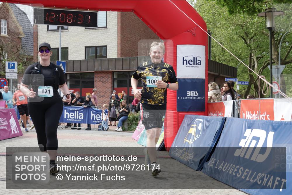 10.05.2026 - 8. Wedeler Halbmarathon Yannick Fuchs http://msf.ph/oto/9726174 10.05.2026 12:08:30 Ziel 171, 254, 376, 384, 1002 meine-sportfotos.de