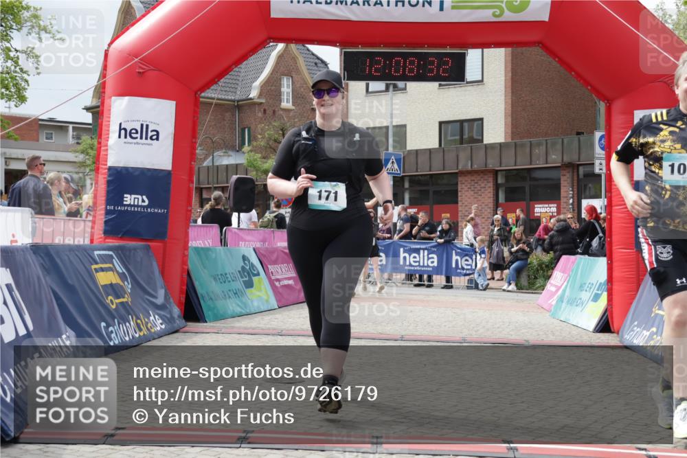 10.05.2026 - 8. Wedeler Halbmarathon Yannick Fuchs http://msf.ph/oto/9726179 10.05.2026 12:08:30 Ziel 171, 254, 376, 384, 1002 meine-sportfotos.de
