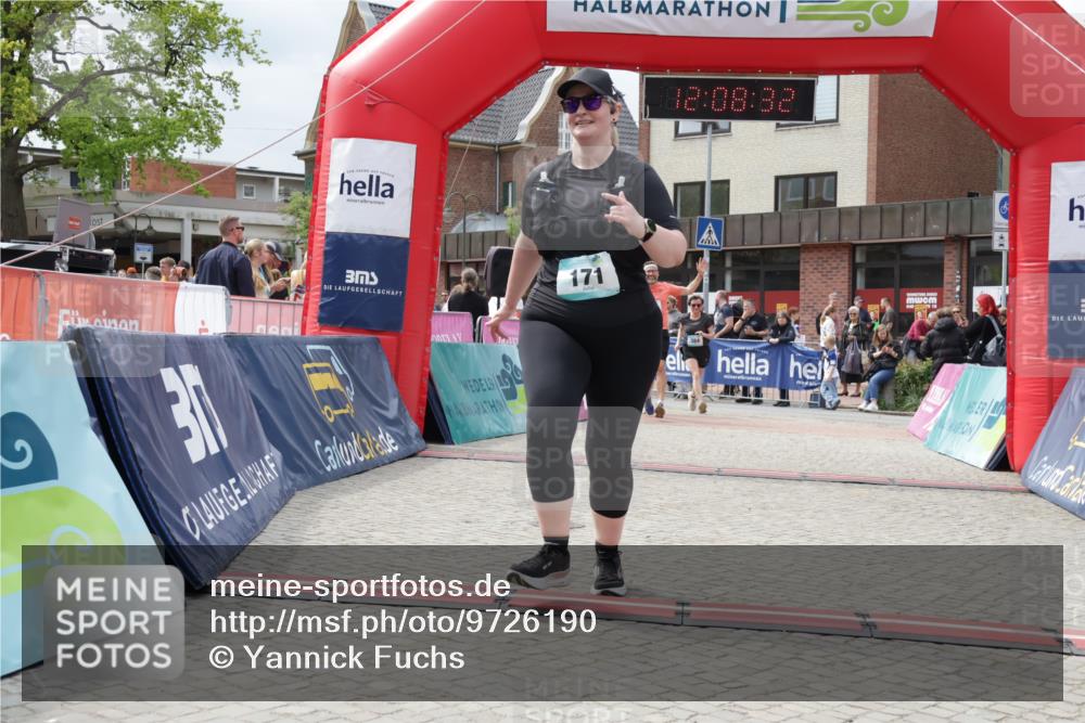 10.05.2026 - 8. Wedeler Halbmarathon Yannick Fuchs http://msf.ph/oto/9726190 10.05.2026 12:08:31 Ziel 171, 254, 376, 384, 1002 meine-sportfotos.de