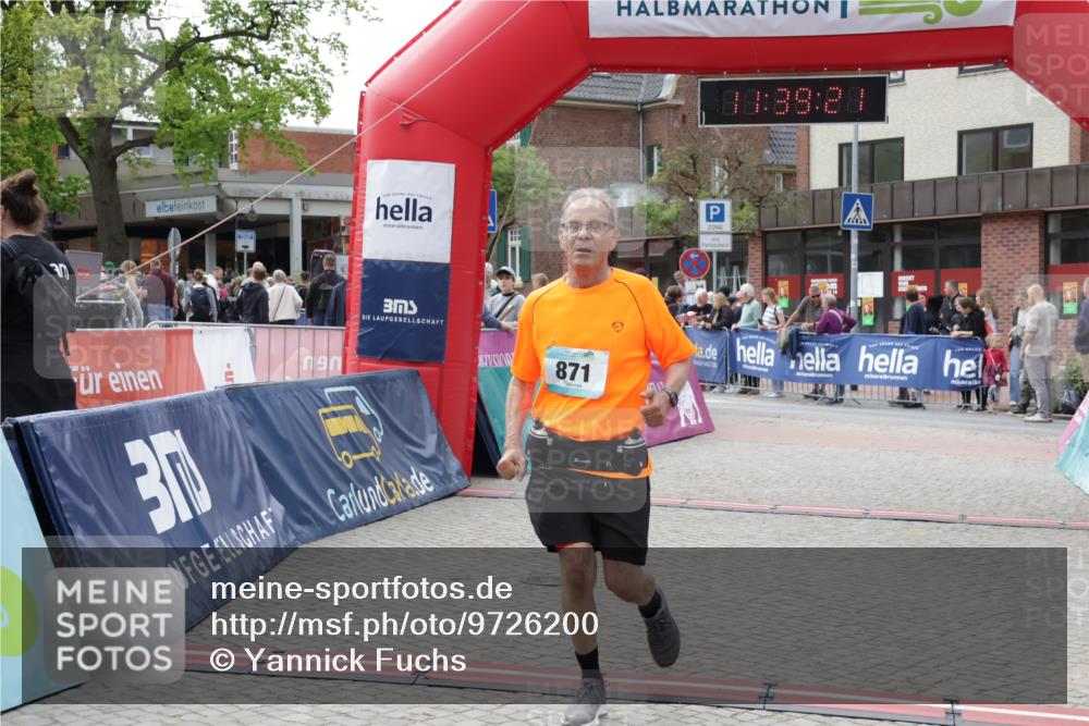 10.05.2026 - 8. Wedeler Halbmarathon Yannick Fuchs http://msf.ph/oto/9726200 10.05.2026 11:39:19 Ziel 871 meine-sportfotos.de