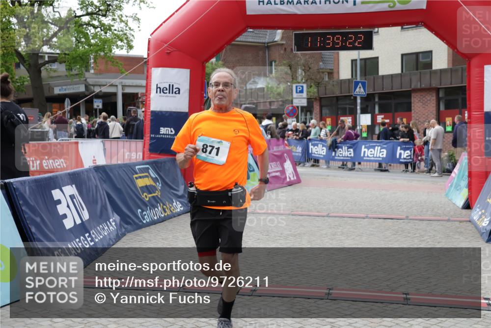 10.05.2026 - 8. Wedeler Halbmarathon Yannick Fuchs http://msf.ph/oto/9726211 10.05.2026 11:39:20 Ziel 871 meine-sportfotos.de