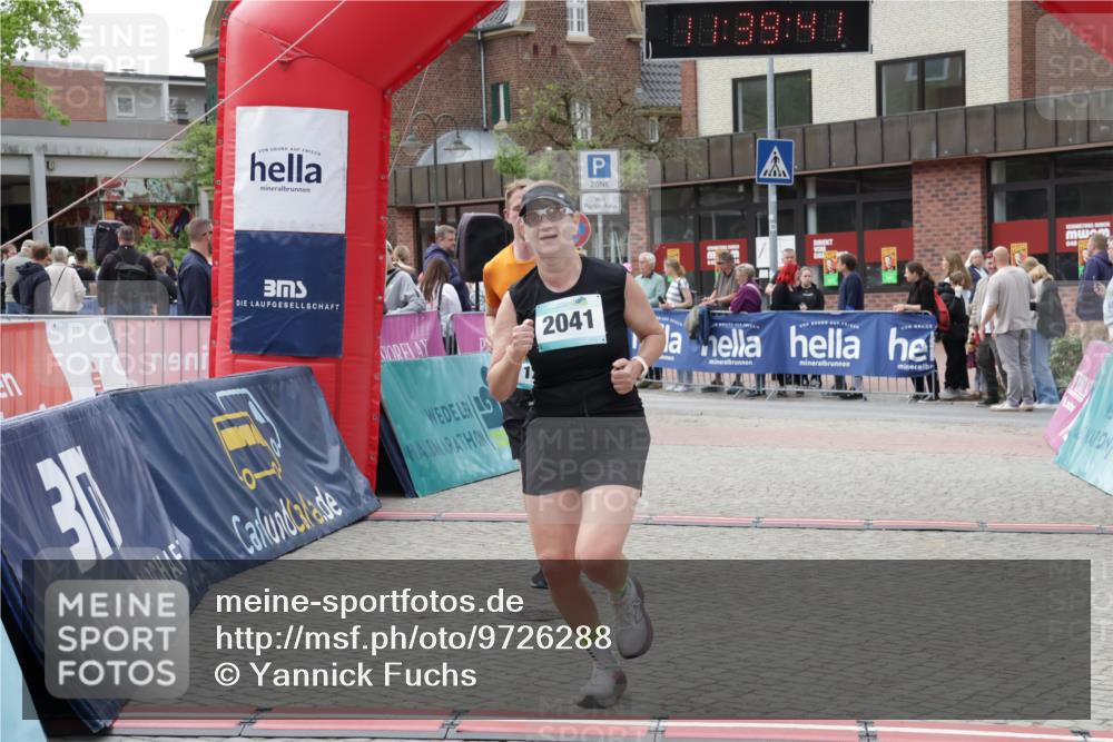 10.05.2026 - 8. Wedeler Halbmarathon Yannick Fuchs http://msf.ph/oto/9726288 10.05.2026 11:39:39 Ziel 124, 402, 2041 meine-sportfotos.de
