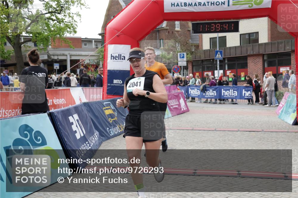 10.05.2026 - 8. Wedeler Halbmarathon Yannick Fuchs http://msf.ph/oto/9726293 10.05.2026 11:39:39 Ziel 124, 402, 2041 meine-sportfotos.de