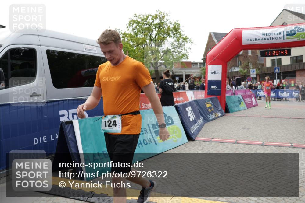 10.05.2026 - 8. Wedeler Halbmarathon Yannick Fuchs http://msf.ph/oto/9726322 10.05.2026 11:39:42 Ziel 124, 402, 2041 meine-sportfotos.de