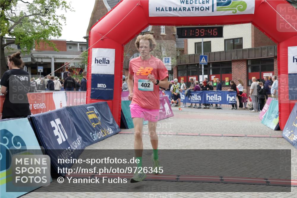 10.05.2026 - 8. Wedeler Halbmarathon Yannick Fuchs http://msf.ph/oto/9726345 10.05.2026 11:39:44 Ziel 124, 402, 585, 844, 2011 meine-sportfotos.de